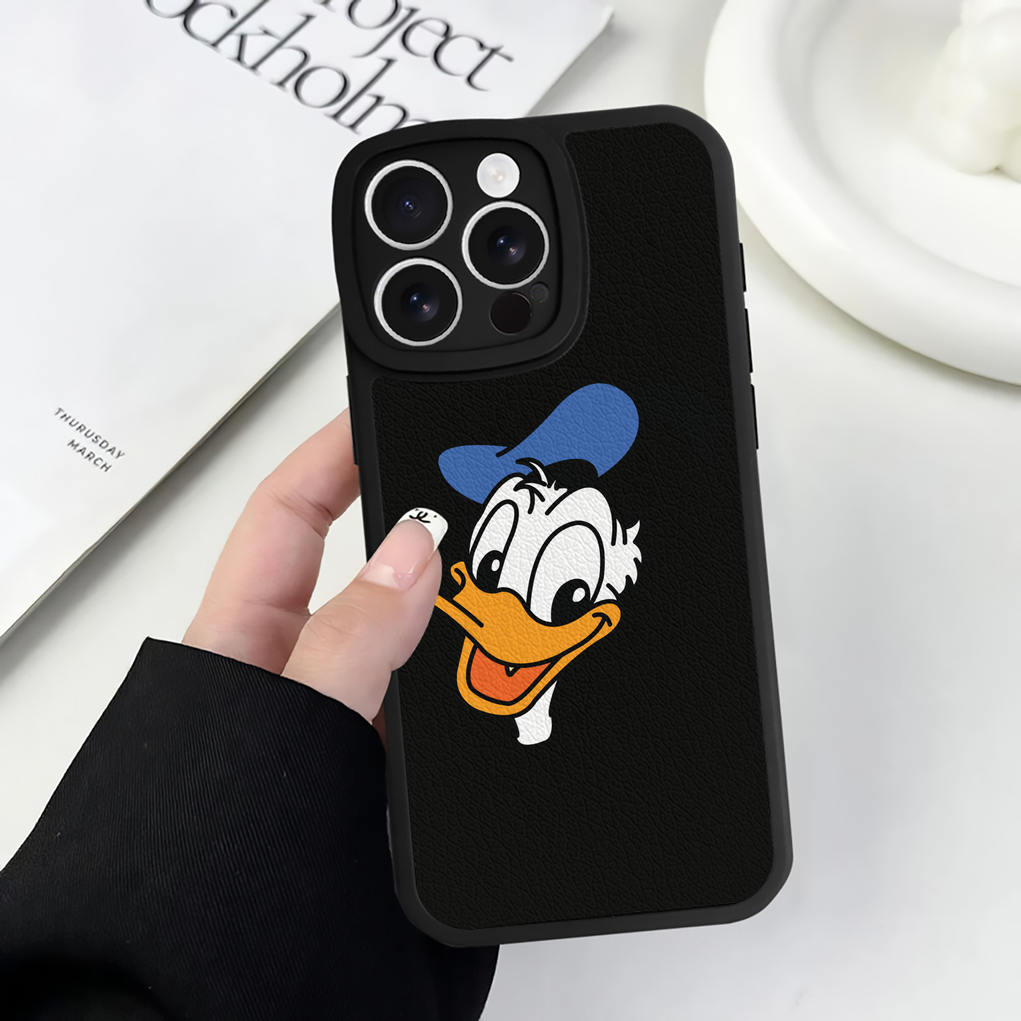 （画像用） ミッキーマウス Mickey Mouse 【iPhone 16シリーズ対応】シリコンスマホケース（レザー調） 材質：シリコン